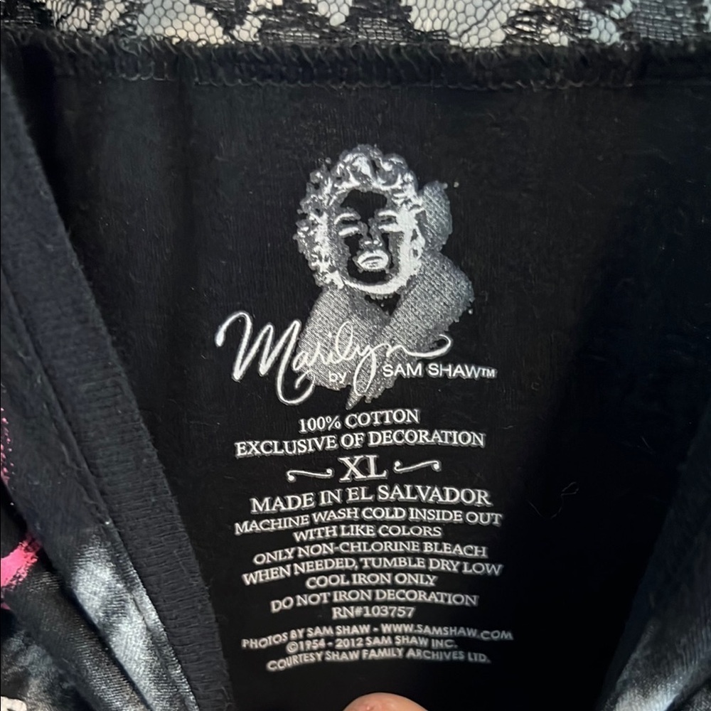 Black Graphic Tee of Marylin Monroe with Pink Accents - Extra large - Picture 5 of 6